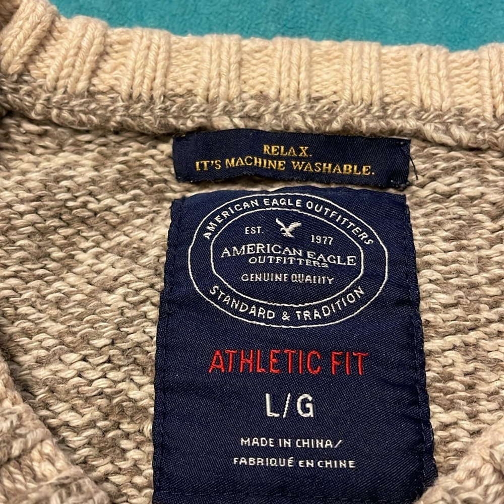 And American Eagle outfitters athletic fit men’s L oatmeal sweater burgundy cuff - Picture 6 of 10